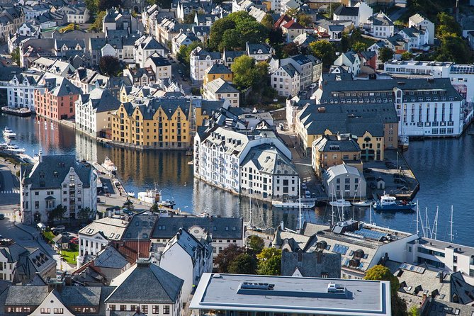 Alesund Shore Excursion: The Ultimate Sightseeing Tour - Guides, group size, and hearing the commentary
