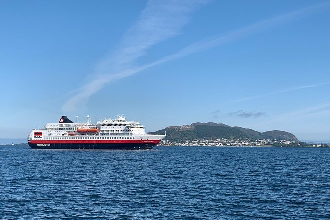 Alesund Sightseeing private tour for cruise passengers - A fast introduction to Ålesund’s rebuilt center