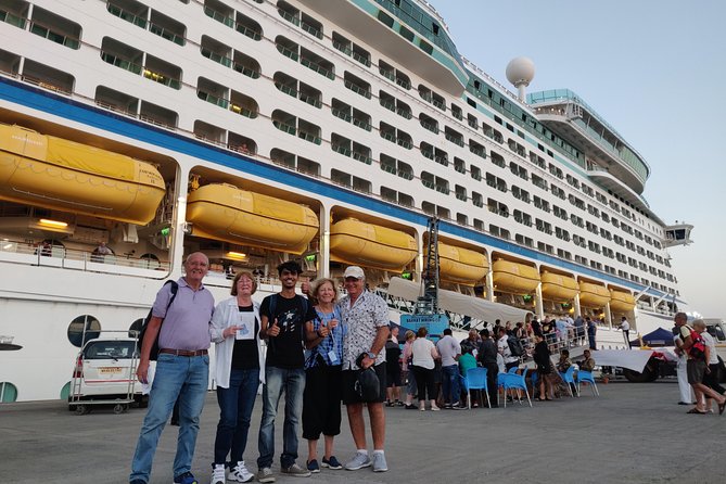 All inclusive Mumbai Shore Excursion from Mumbai port - Meeting your guide at Green Gate