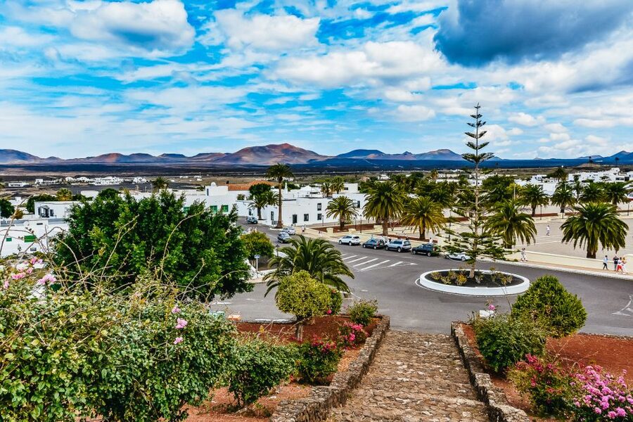 Arrecife: Timanfaya and Green Lagoon for Cruise Passengers - Green Lagoon brings color to the black coast