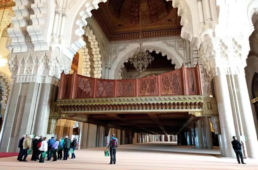 Casablanca: Tour & Guided Mosque Ticket Cruise Excursion - Souks show the working side of Moroccan culture