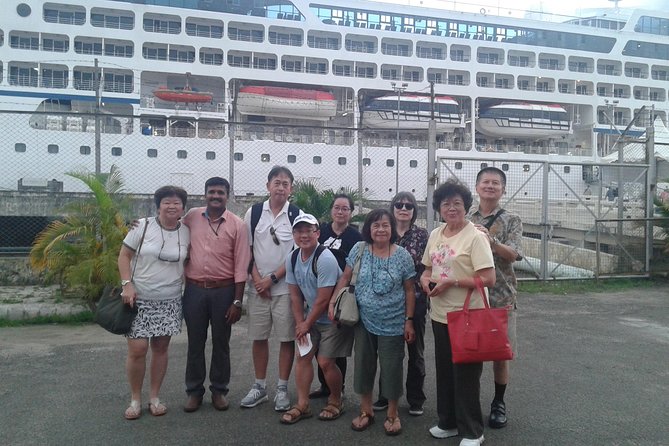 Cochin Private guided Tuk Tuk tours with pick up from cruise ships - Paradesi Synagogue and the streets of Jew Town