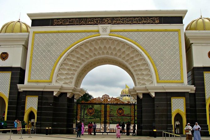 Cruise Shore Excursions: Port Klang - The palace, monument, and Parliament drive-by