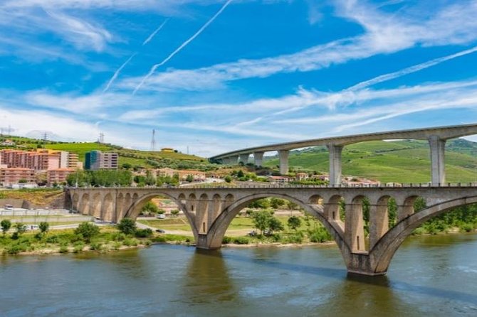 Douro Valley Cruise Porto to Pinhão: Breakfast, Lunch and Tasting - Breakfast starts the day, but keep expectations modest