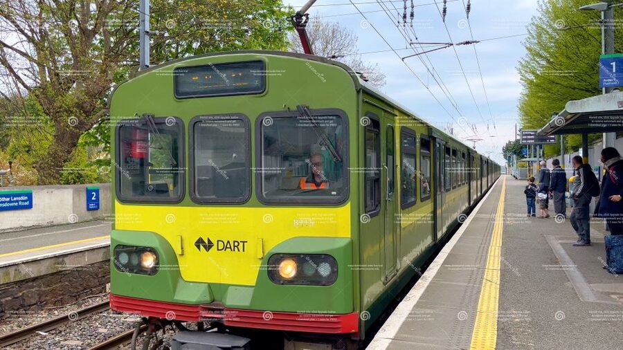 Dublin: Cruise Excursion Hop-On Hop-Off Tour & Rail Ticket - Temple Bar, Dublin Castle, and the cathedral quarter