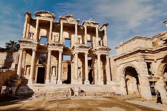 Ephesus and Terrace houses Tour from Izmir - Meeting your guide in Izmir