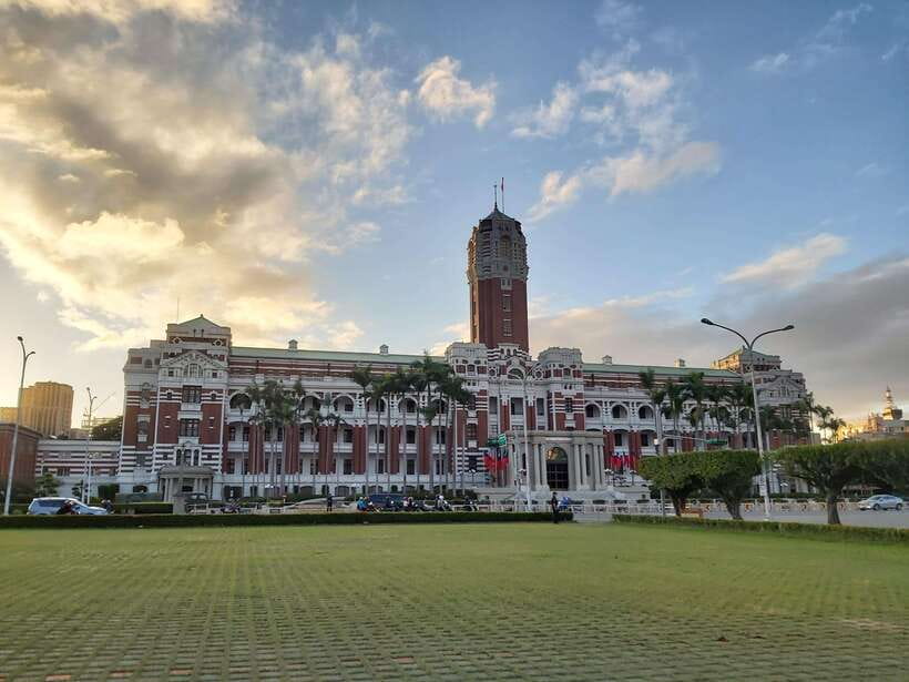 From Keelung: Private Taipei City Landmarks Shore Excursion - Lungshan Temple, where Taipei’s religion is still alive