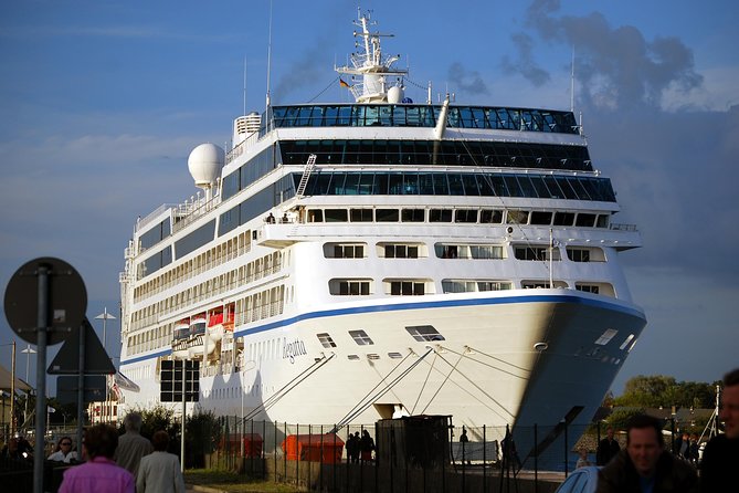 Group Driving Tour 1 to 6 people. Berlin Shore Excursion incl pick-up at Port - Berlin’s divided past comes into focus