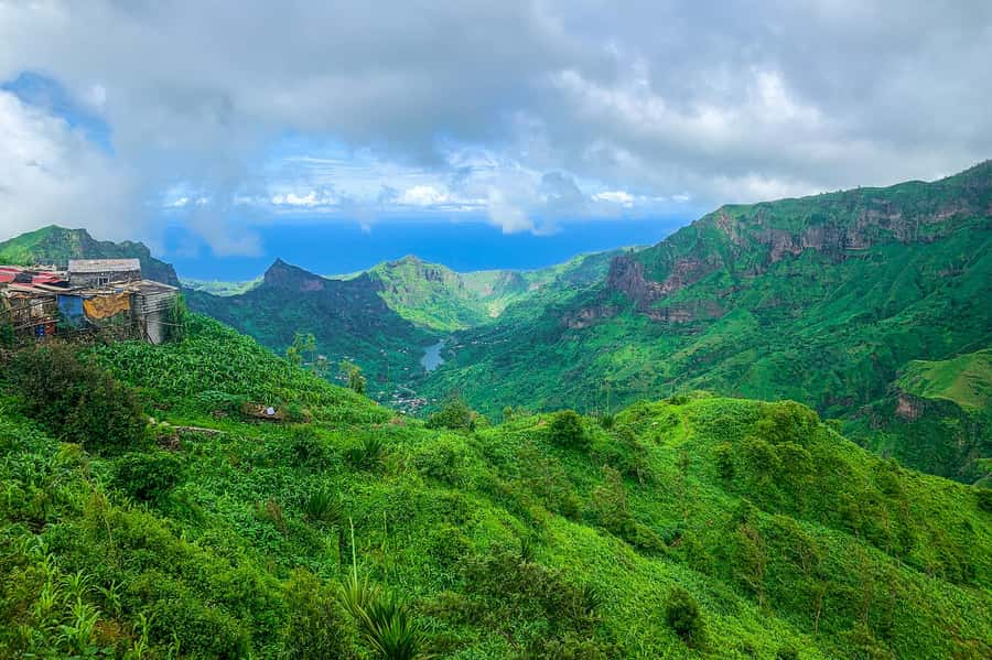 Island tour with German-speaking guide for cruise guests - Calheta de São Miguel and the coastal turn