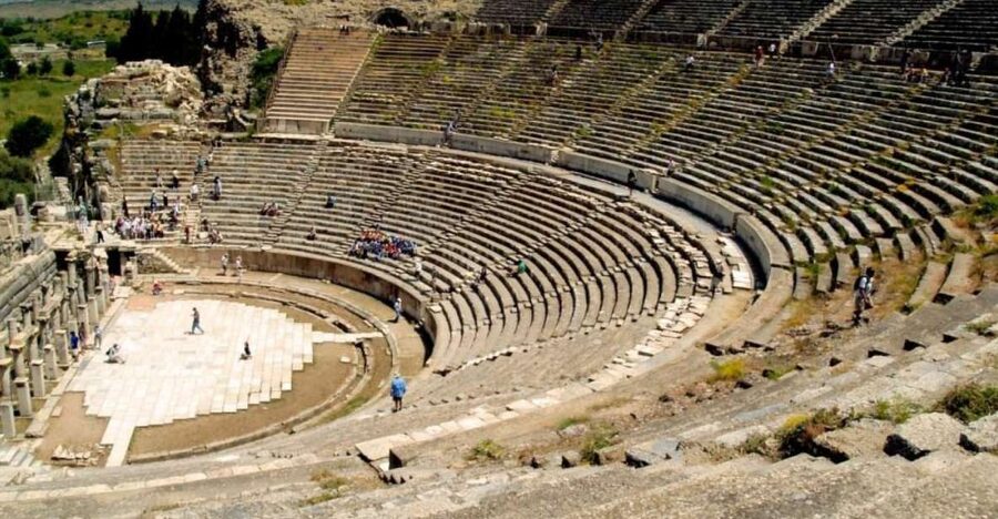Kusadasi: Private Ephesus Tour with Lunch for Cruisers - Walking into Ephesus through the Magnesia Gate