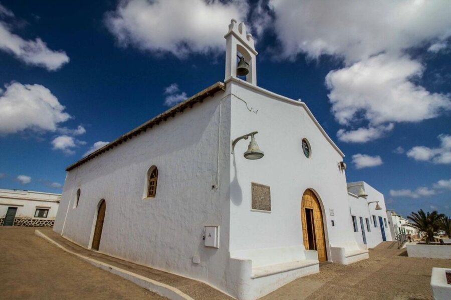 La Graciosa: Island Cruise with Lunch for Cruise Passengers - Paella, fruit, and drinks served on board