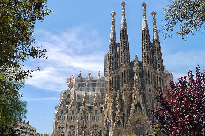 Private, guided shore excursion w/ chauffeured vehicle - Sagrada Familia: Gaudí explained from the outside