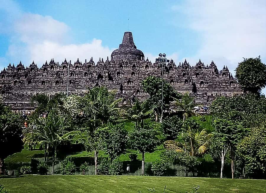 SEMARANG SHORE TOURS: BOROBUDUR TEMPLE EXCURSIONS - Entering Borobudur and getting oriented