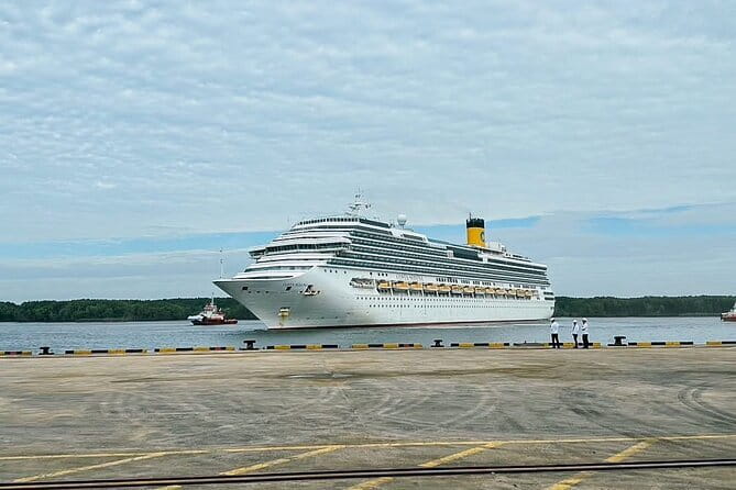 Shore Excursion: Full-day Hanoi City Tour from Halong Port - Lunch and the Train Street experience