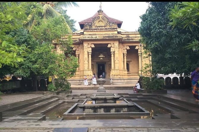 Shore Excursion to Colombo City Tour & Kelaniya Temple for 2 People - Why private transport helps on a cruise day