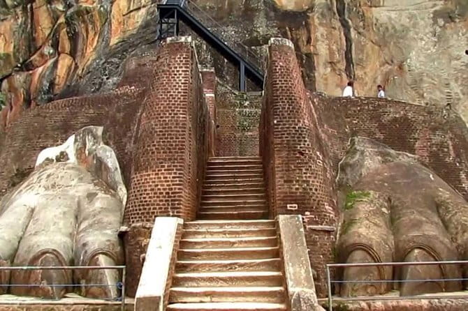 Shore Excursion to Colombo City Tour & Kelaniya Temple for 2 People - Timing, food, and practical comfort