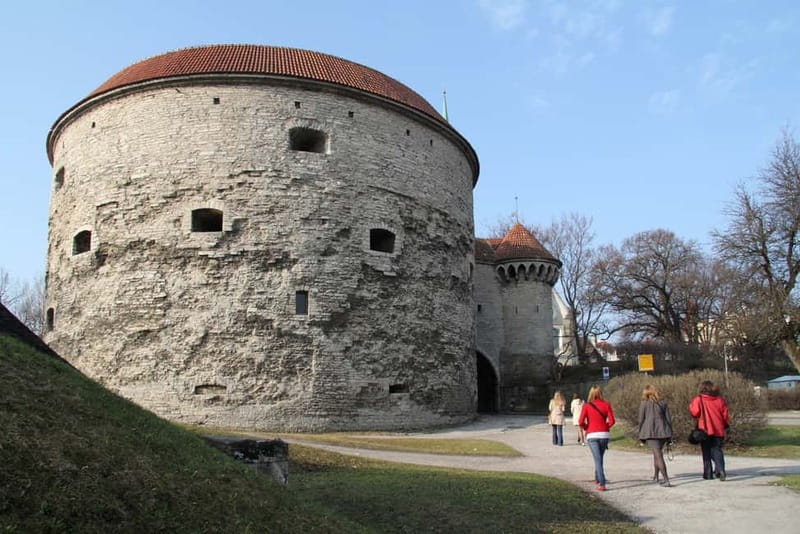 Tallinn: Highlights Shore Excursion with Return Transfer - Town Hall Square and the end of the guided walk