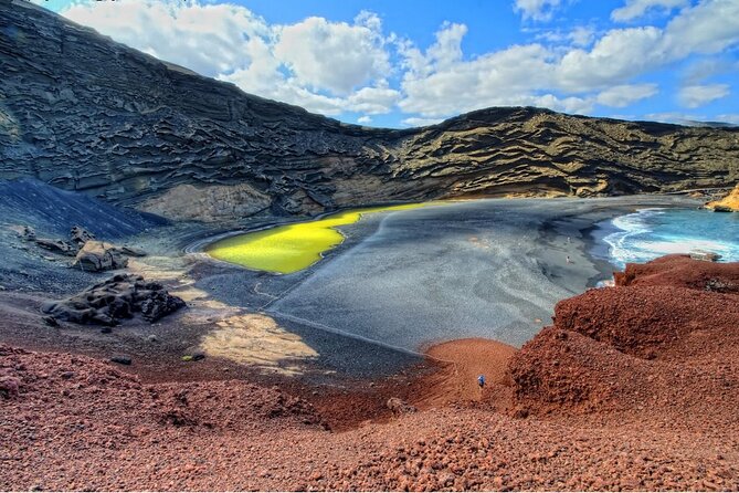 Tour to Timanfaya, La Geria and Laguna Verde for cruise passengers - The camel shed and the €11 choice