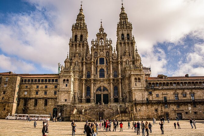 Vigo Santiago de Compostela Shore Excursion with Guide - Walking into Santiago’s old town